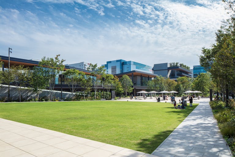 【GREEN SPRINGS(グリーンスプリングス)】音楽イベントや屋外教室などに利用可能な芝生広場スペースの画像2