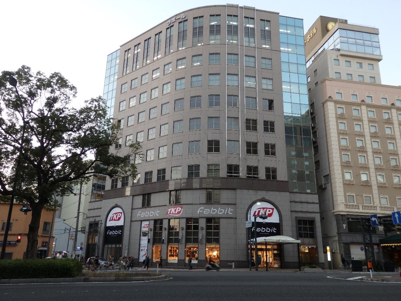スペースは広島駅前の路面1Fにございます。