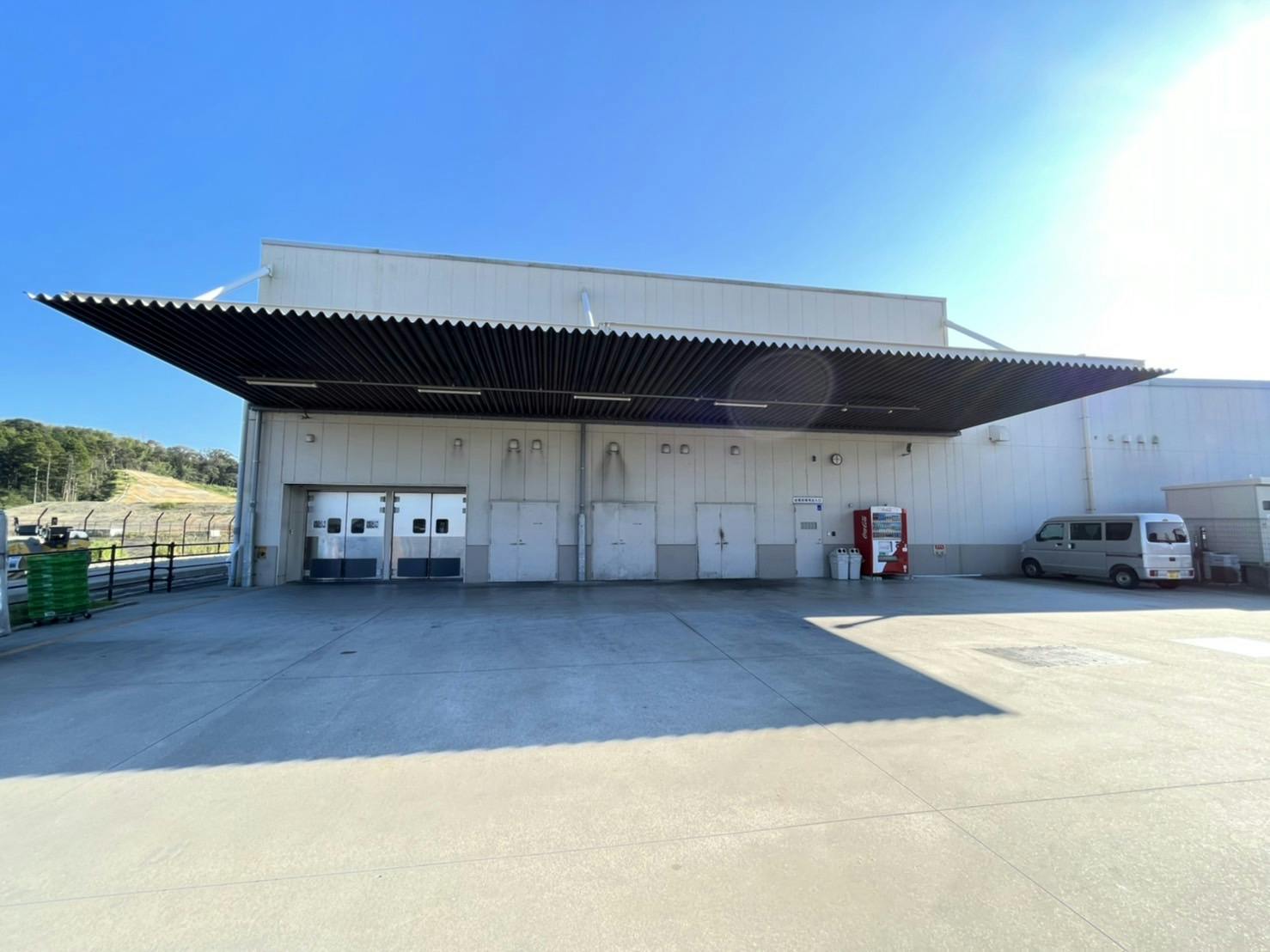 【スーパーセンターオークワサウス亀山】車両展示専用スペースの画像