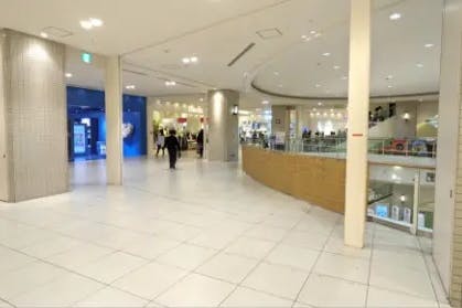 【あべのキューズモール】「③1F ショップイン前」入口導線に近く視認性抜群!プロモーション・ポップアップに最適なイベントスペース