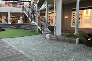 【みのおキューズモール】「⑥L通り Aスペース」キッチンカーや各種プロモーションに最適な芝生広場近くのイベントスペース