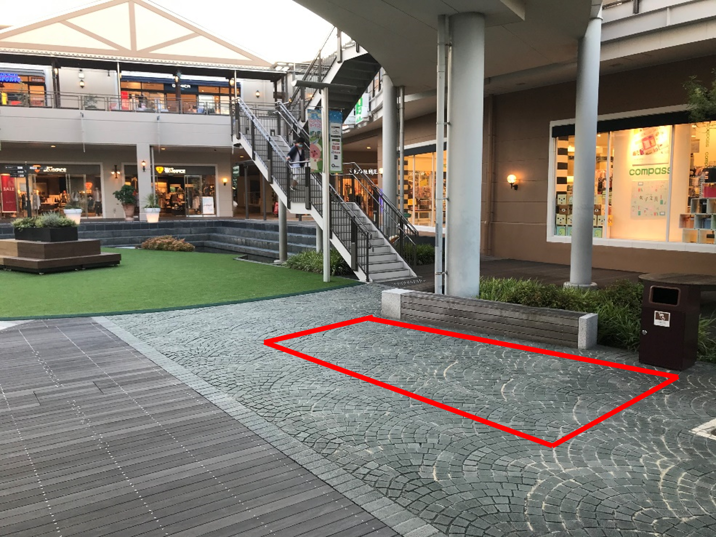 【みのおキューズモール】「⑥L通り Aスペース」キッチンカーや各種プロモーションに最適な芝生広場近くのイベントスペース