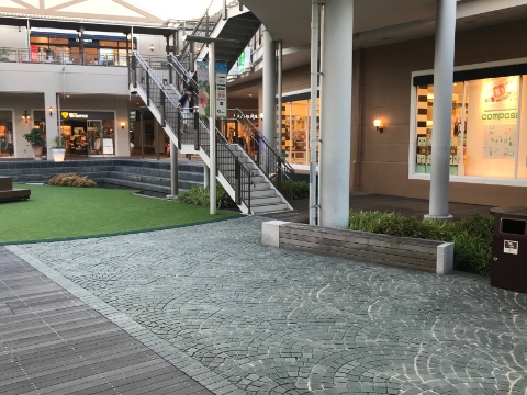 【みのおキューズモール】「⑥L通り Aスペース」キッチンカーや各種プロモーションに最適な芝生広場近くのイベントスペース