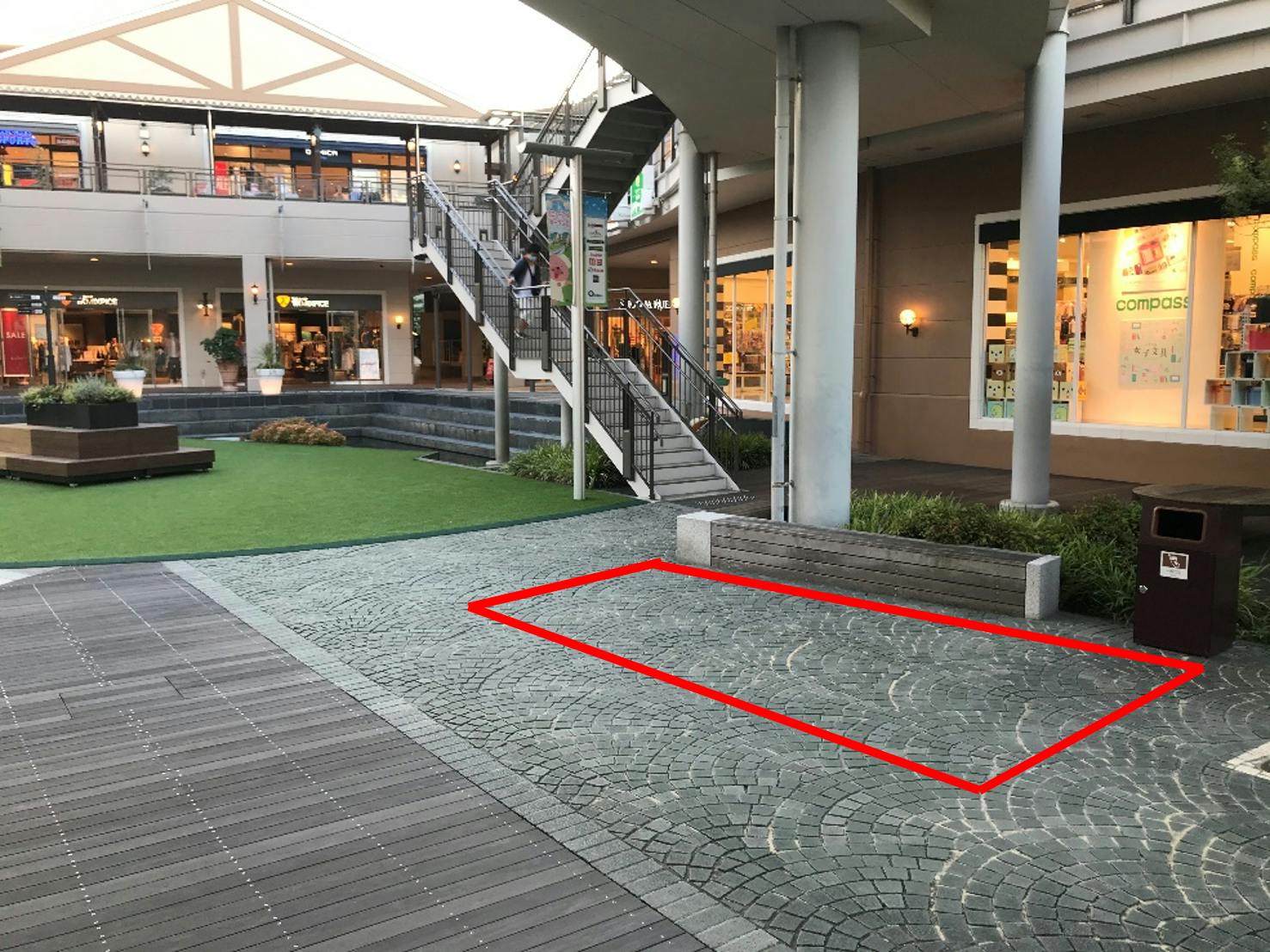 【みのおキューズモール】「⑥L通り Aスペース」キッチンカーや各種プロモーションに最適な芝生広場近くのイベントスペース