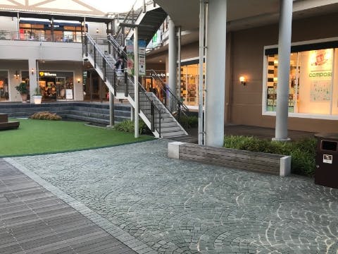 【みのおキューズモール】「⑥L通り Aスペース」キッチンカーや各種プロモーションに最適な芝生広場近くのイベントスペース