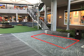 【みのおキューズモール】「⑥L通り Aスペース」キッチンカーや各種プロモーションに最適な芝生広場近くのイベントスペース