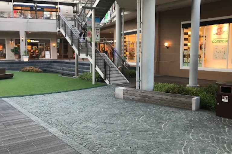 【みのおキューズモール】「⑥L通り Aスペース」キッチンカーや各種プロモーションに最適な芝生広場近くのイベントスペースの画像2