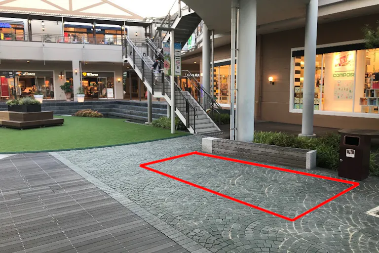 【みのおキューズモール】「⑥L通り Aスペース」キッチンカーや各種プロモーションに最適な芝生広場近くのイベントスペースの画像1