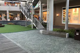 【みのおキューズモール】「⑥L通り Aスペース」キッチンカーや各種プロモーションに最適な芝生広場近くのイベントスペース