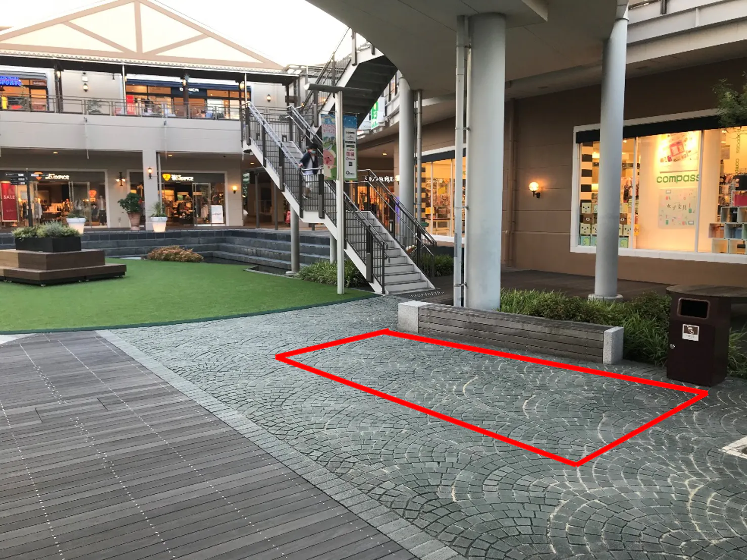 【みのおキューズモール】「⑥L通り Aスペース」キッチンカーや各種プロモーションに最適な芝生広場近くのイベントスペース