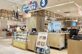 【北千住マルイ】2階 カレンダリウムF14【食物販・物産展】店内入って正面、什器完備の好立地スペース