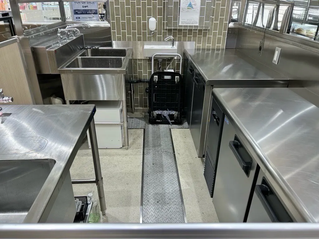 【北千住マルイ】2階 カレンダリウムF14【食物販・物産展】店内入って正面、什器完備の好立地スペース