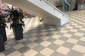 【ララガーデン川口】1階 北側階段下