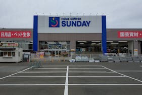【サンデー愛子店】店内入口 食物販やプロモーション等の出店に最適なホームセンター店内のイベントスペース