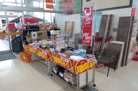 【サンデー愛子店】店内入口 食物販やプロモーション等の出店に最適なホームセンター店内のイベントスペース