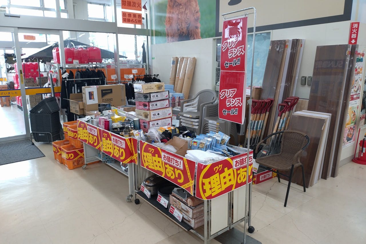 【サンデー愛子店】店内入口 食物販やプロモーション等の出店に最適なホームセンター店内のイベントスペース