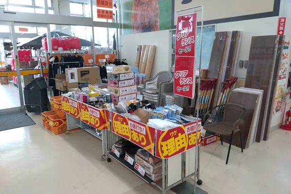 【サンデー愛子店】店内入口 食物販やプロモーション等の出店に最適なホームセンター店内のイベントスペース