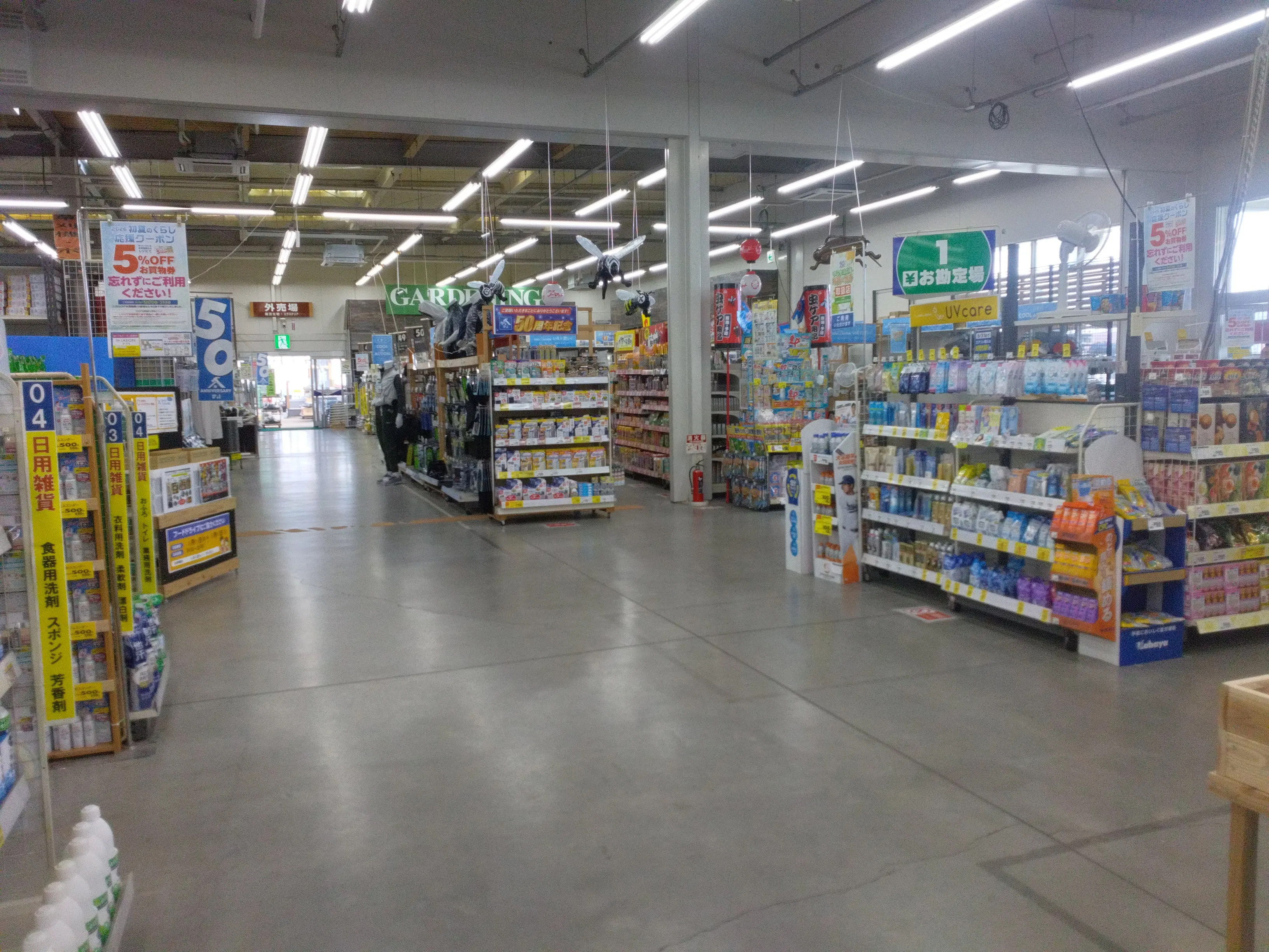 【ホームワイド挾間店（大分県）】店内　レジ前通路　催事スペースの画像