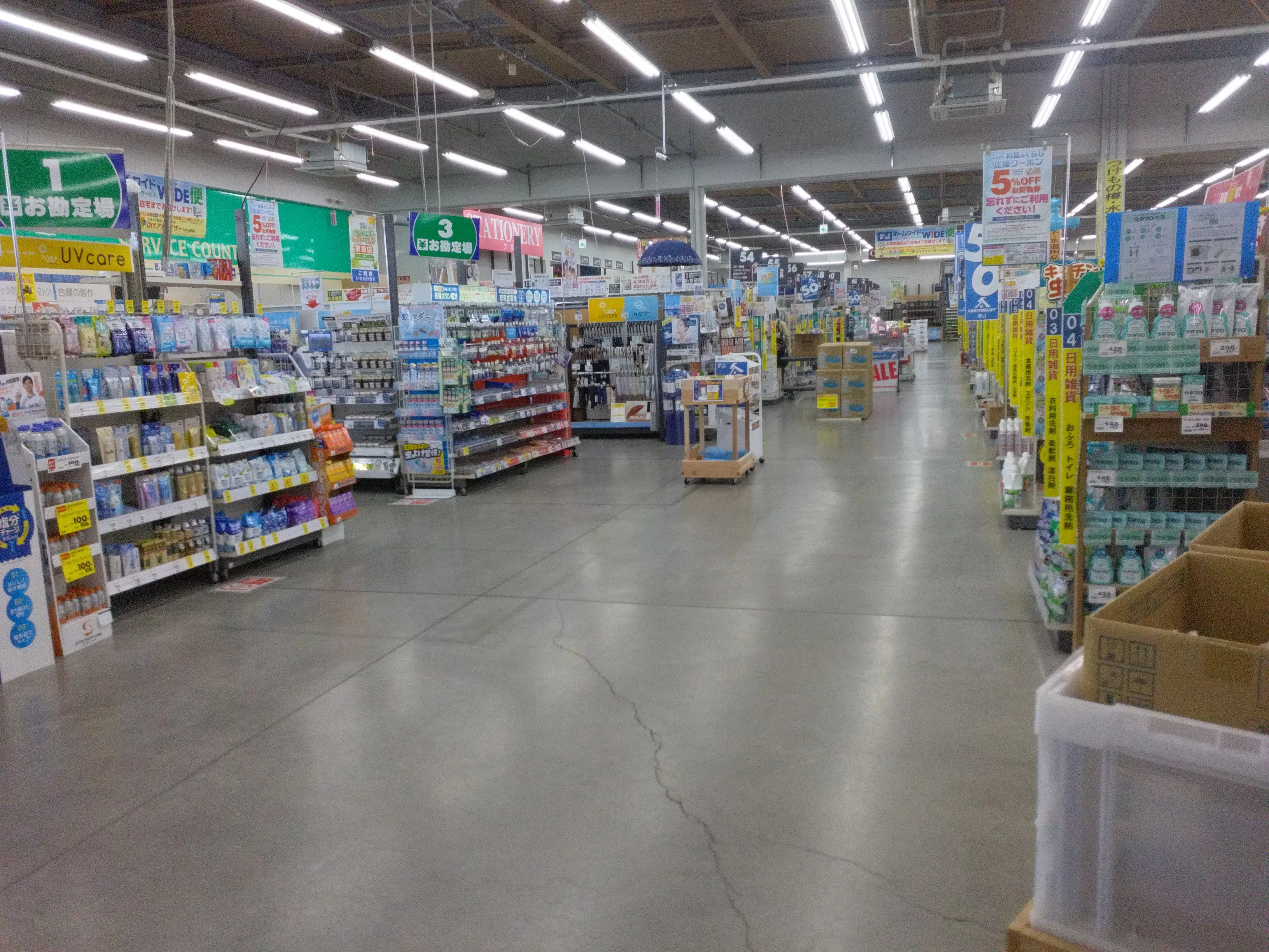 【ホームワイド挾間店（大分県）】店内　レジ前通路　催事スペース