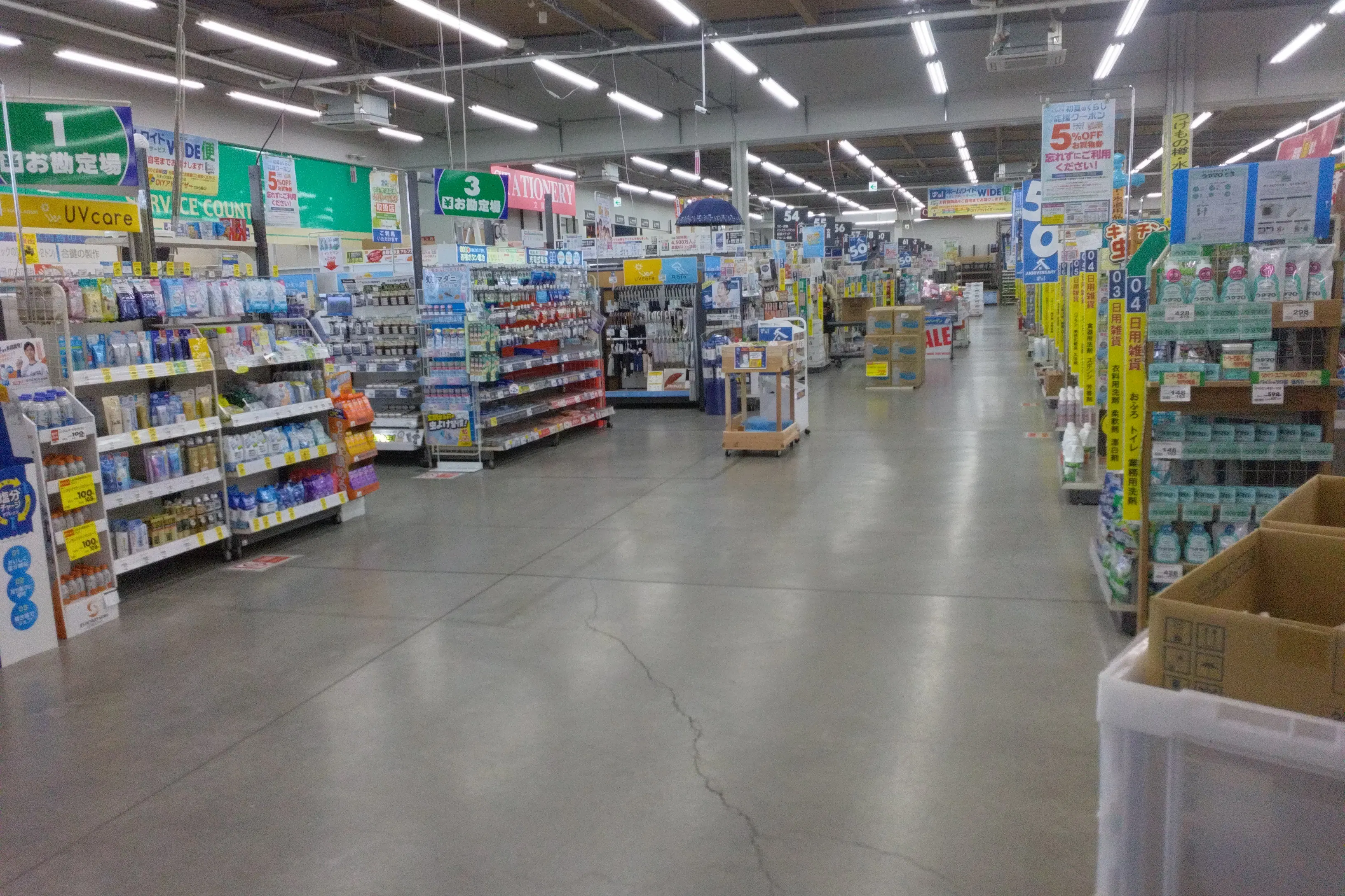 【ホームワイド挾間店(大分県)】店内 レジ前通路 催事スペース