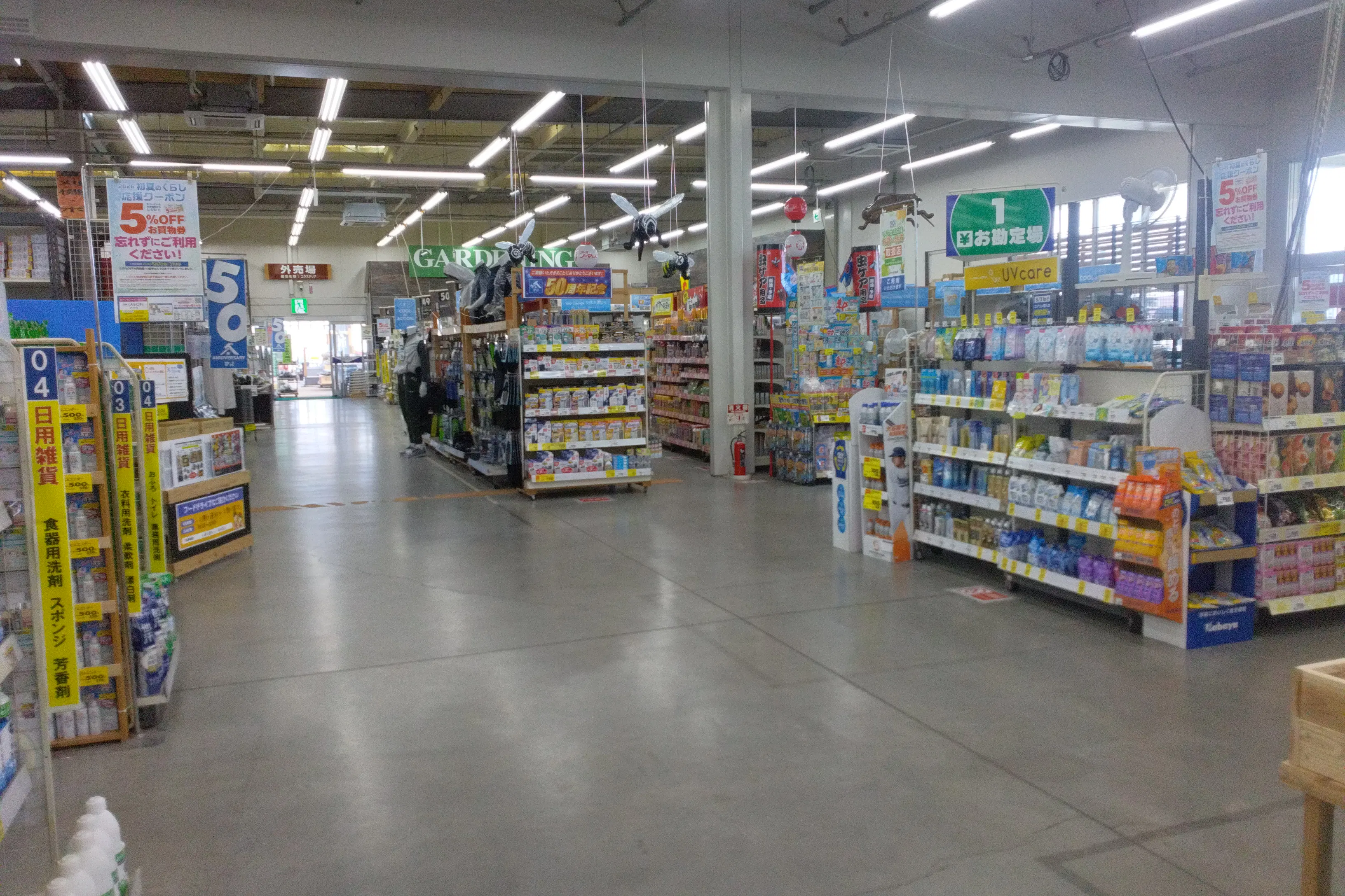 【ホームワイド挾間店(大分県)】店内 レジ前通路 催事スペース