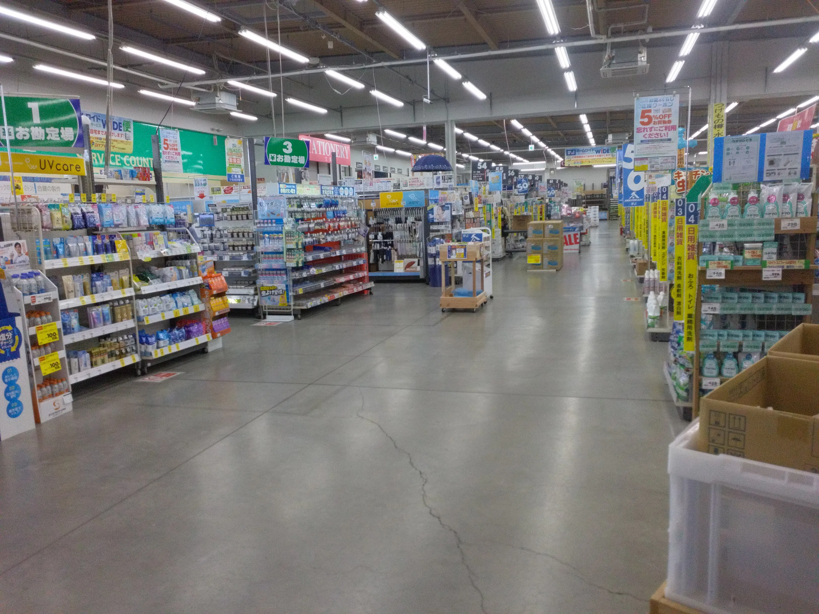 【ホームワイド挾間店（大分県）】店内　レジ前通路　催事スペース