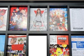 【ユナイテッド・シネマ浦和(チラシ・ポスター・レストルームステッカー掲出)】映画館内の視認性と注目度の高いメディア型のスペース