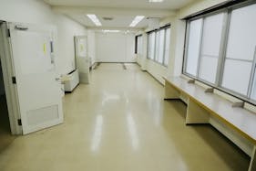 【飯田橋駅2分】撮影やイベントに最適な学校跡地のレンタルスペース(2Fフロア貸し)