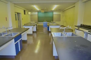 【飯田橋駅2分】撮影やイベントに最適な学校跡地のレンタルスペース(2Fフロア貸し)