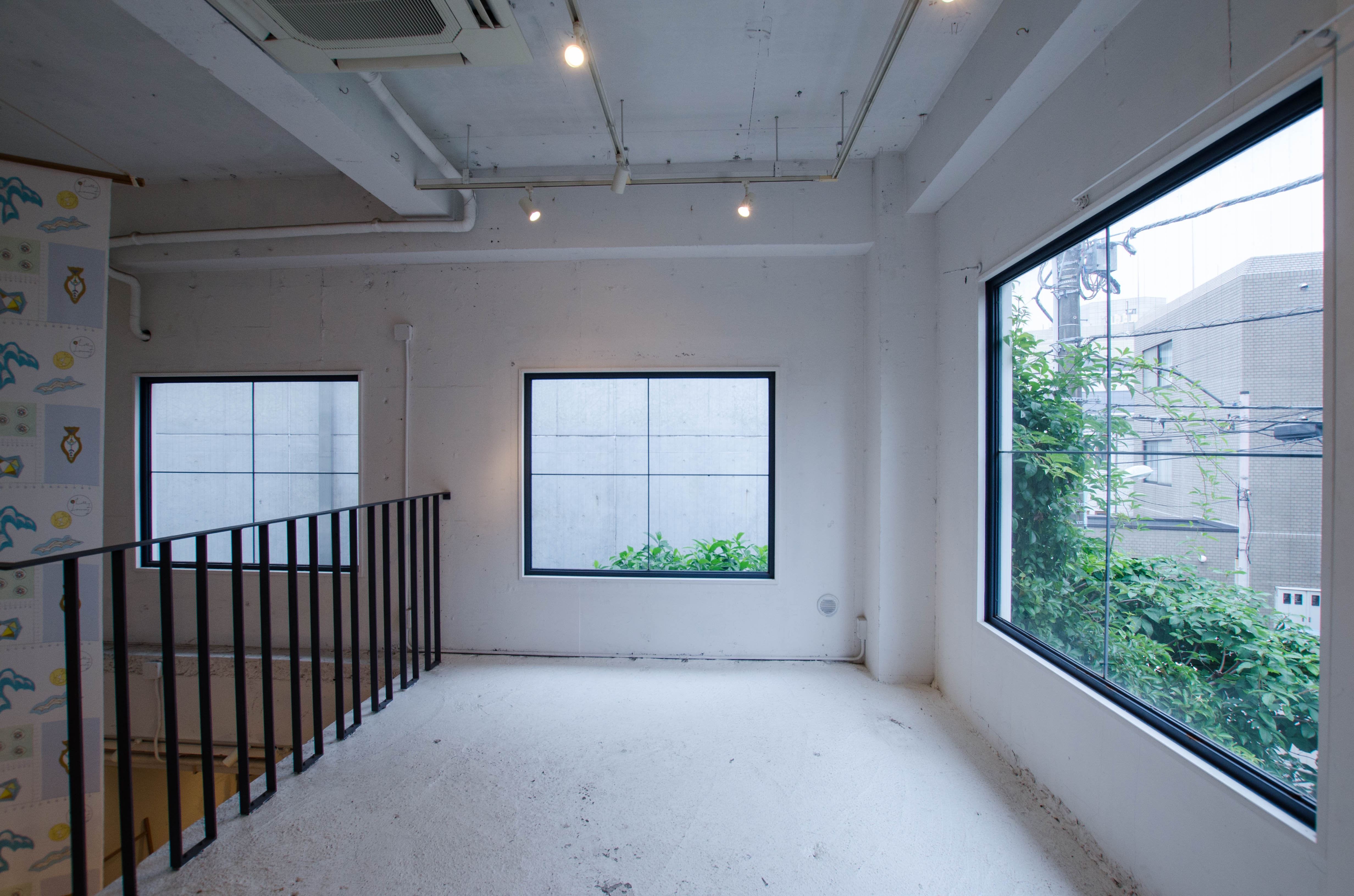 光差し込む白基調のレンタルスペースの画像7