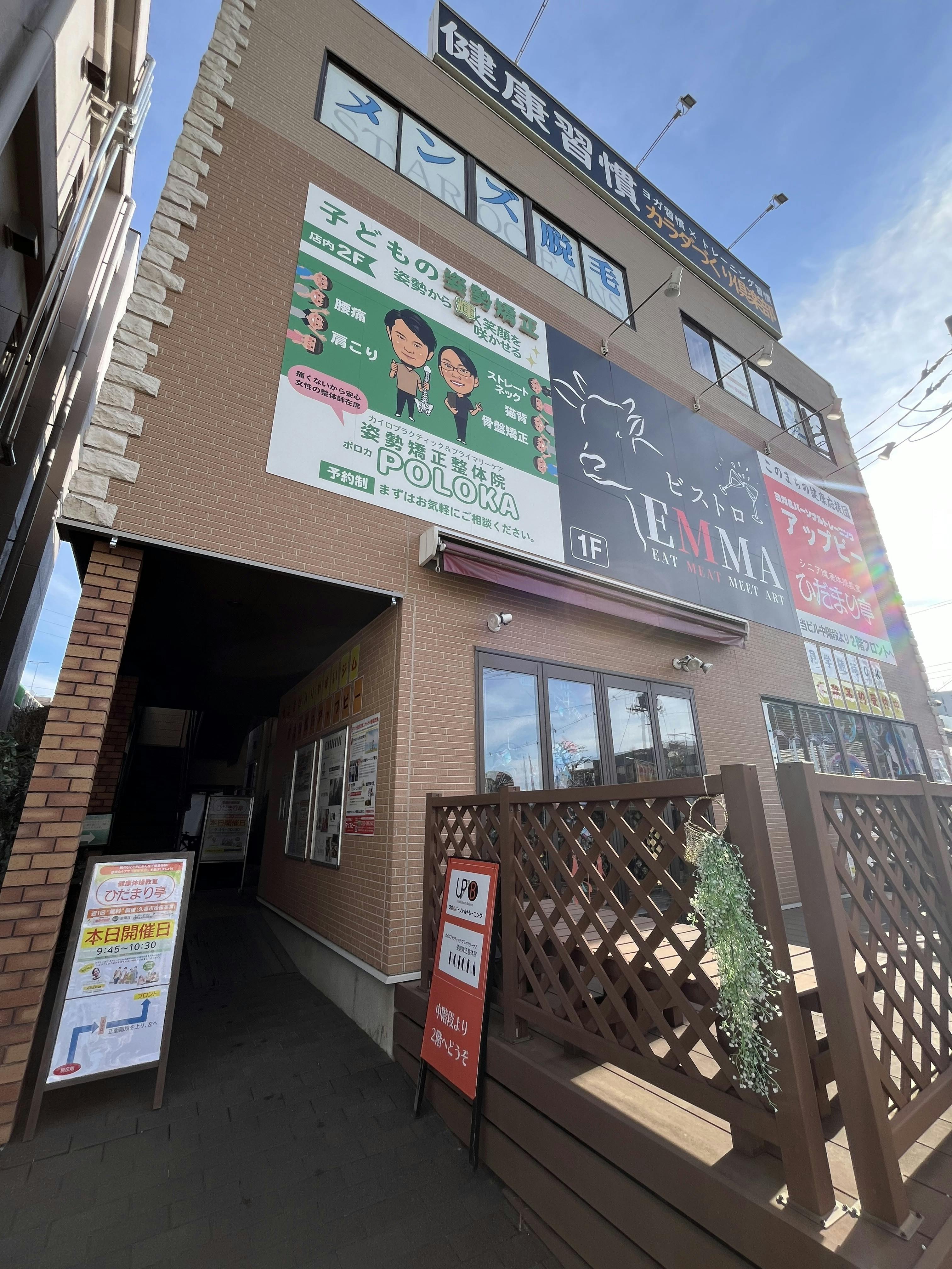 入口はこの建物の向かって左となります。