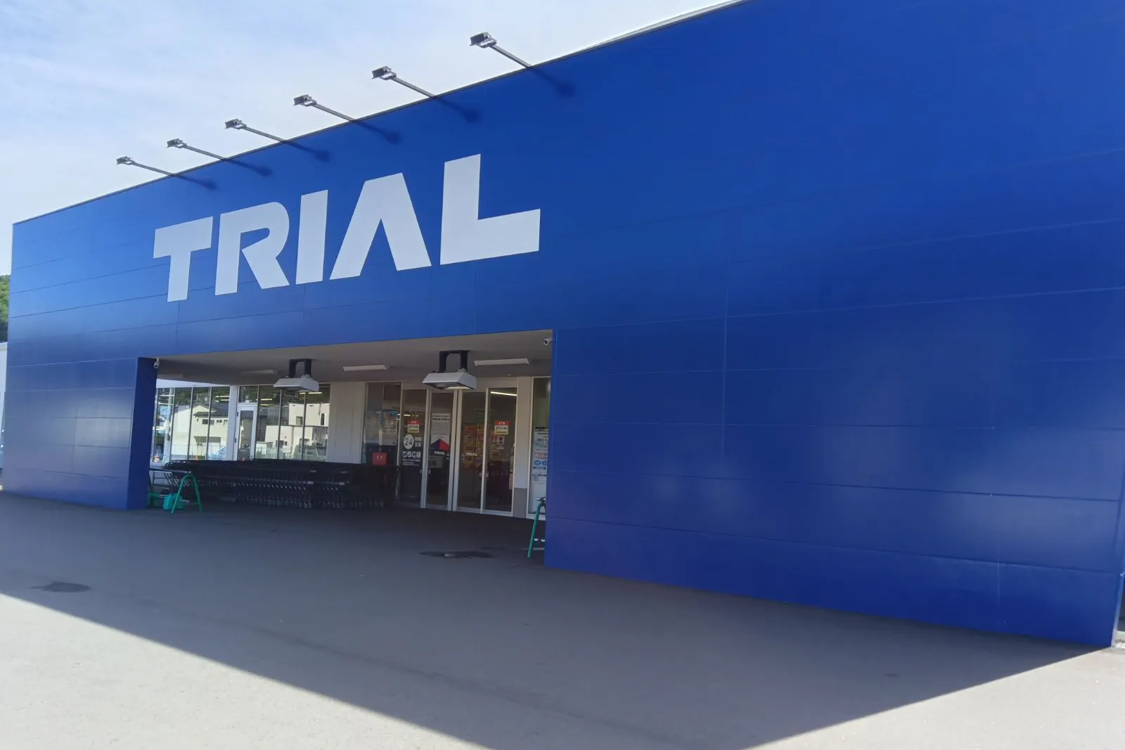 【スーパーセンタートライアル室蘭本輪西店】【ポーチ前:右側】食物販の出店が可能なトライアルマルシェ(キッチンカー/テント・スペース)