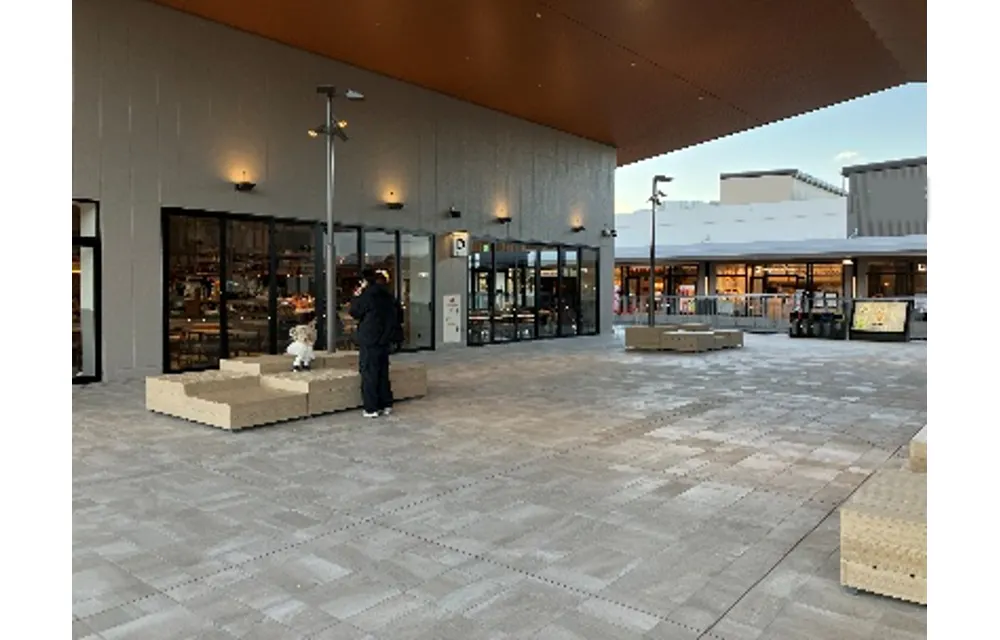 【三井アウトレットパーク 岡崎】大屋根テラス南エリア