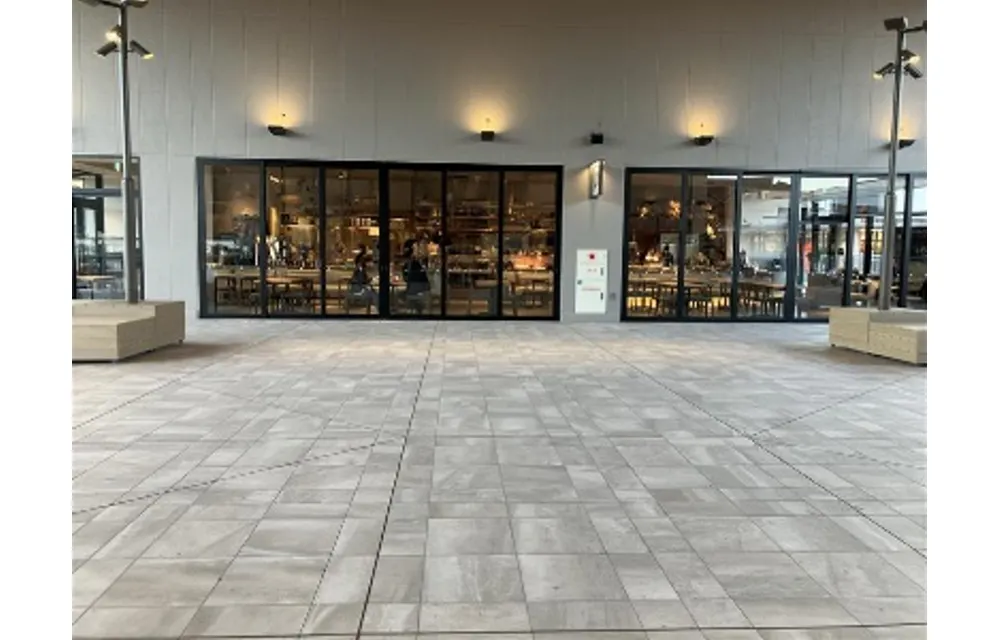 【三井アウトレットパーク 岡崎】大屋根テラス南エリア