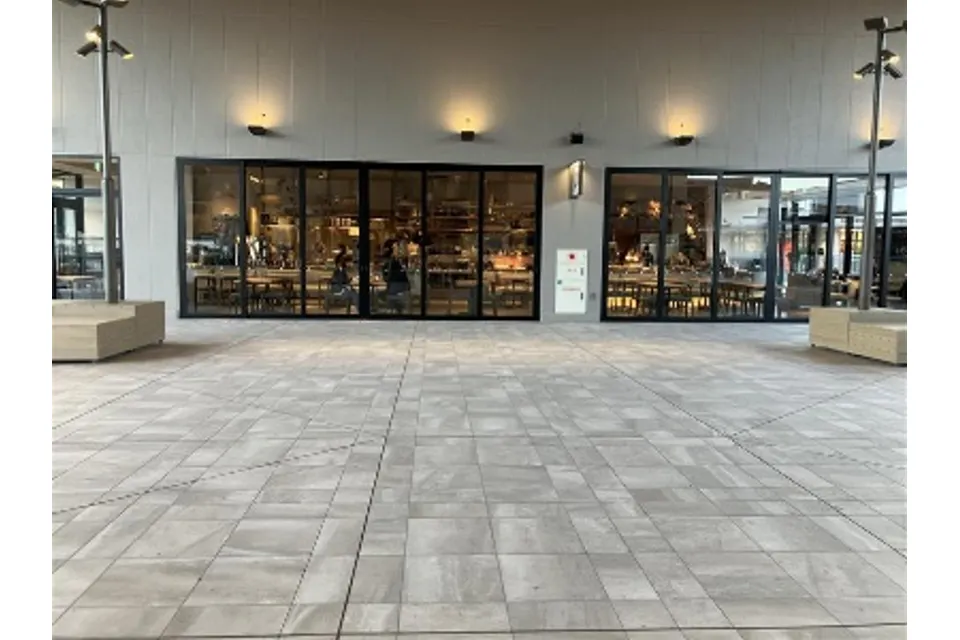 【三井アウトレットパーク 岡崎】大屋根テラス南エリア