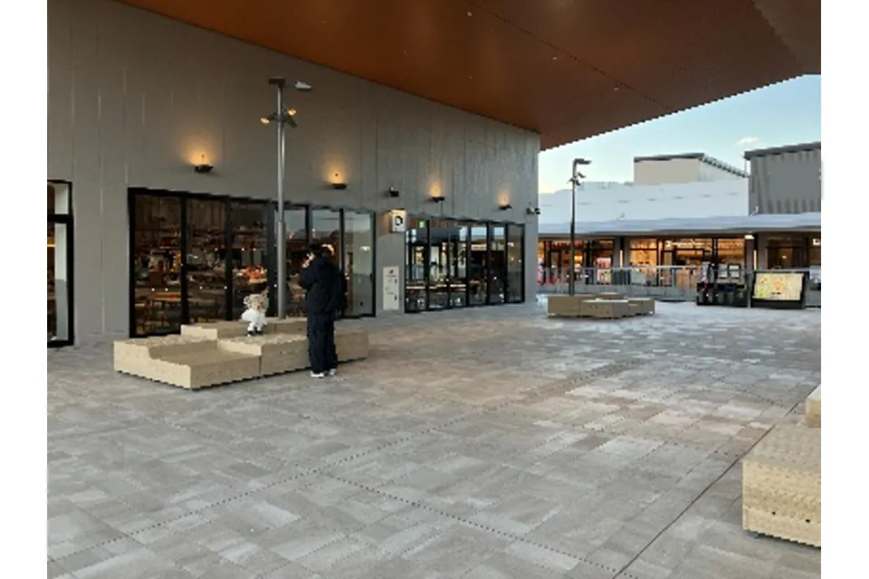 【三井アウトレットパーク 岡崎】大屋根テラス南エリア