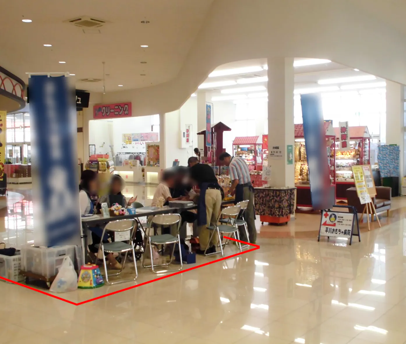 【イオンタウン平賀】ファミリー向けプロモーションイベントや物販イベントに最適な商業施設内アミューズメントテナントの前にあるイベントスペース