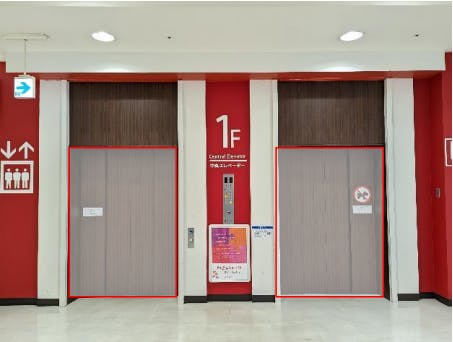 【イオンモール鈴鹿】モール内広告 エレベーターの画像