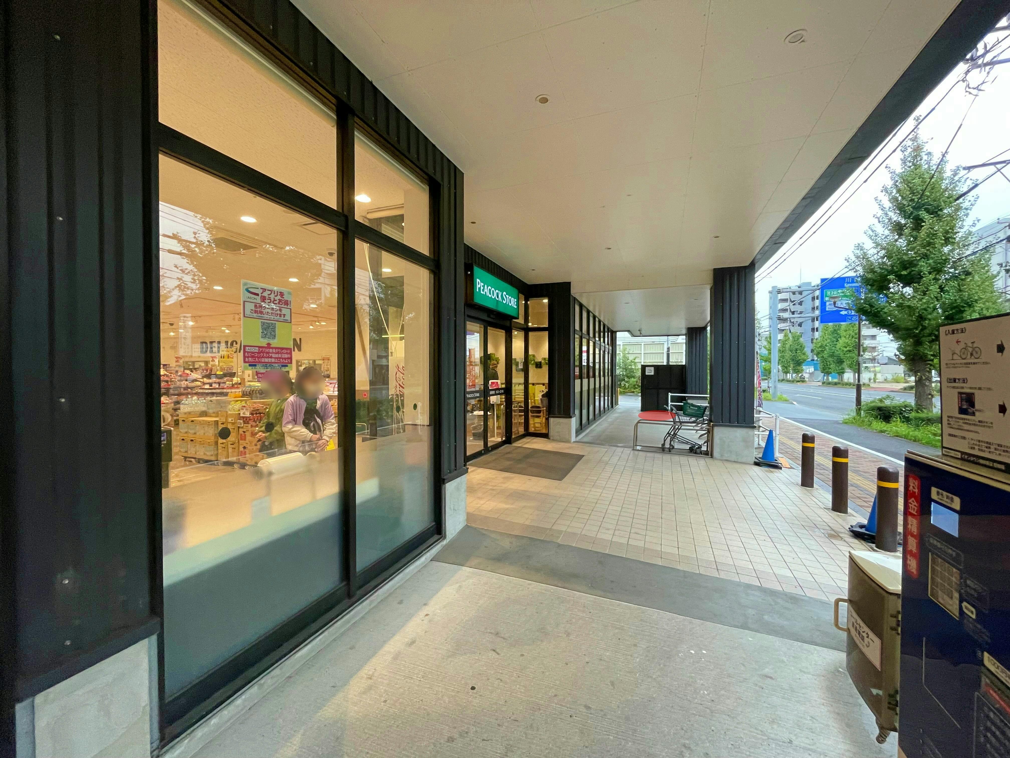 【イオンタウン稲城長沼】電子タバコ等の喫煙具販売に最適な施設喫煙スペース付近にある軒下スペース