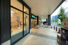 【イオンタウン稲城長沼】電子タバコ等の喫煙具販売に最適な施設喫煙スペース付近にある軒下スペース