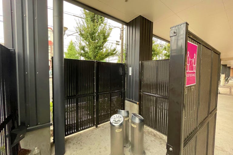 【イオンタウン稲城長沼】電子タバコ等の喫煙具販売に最適な施設喫煙スペース付近にある軒下スペースの画像3