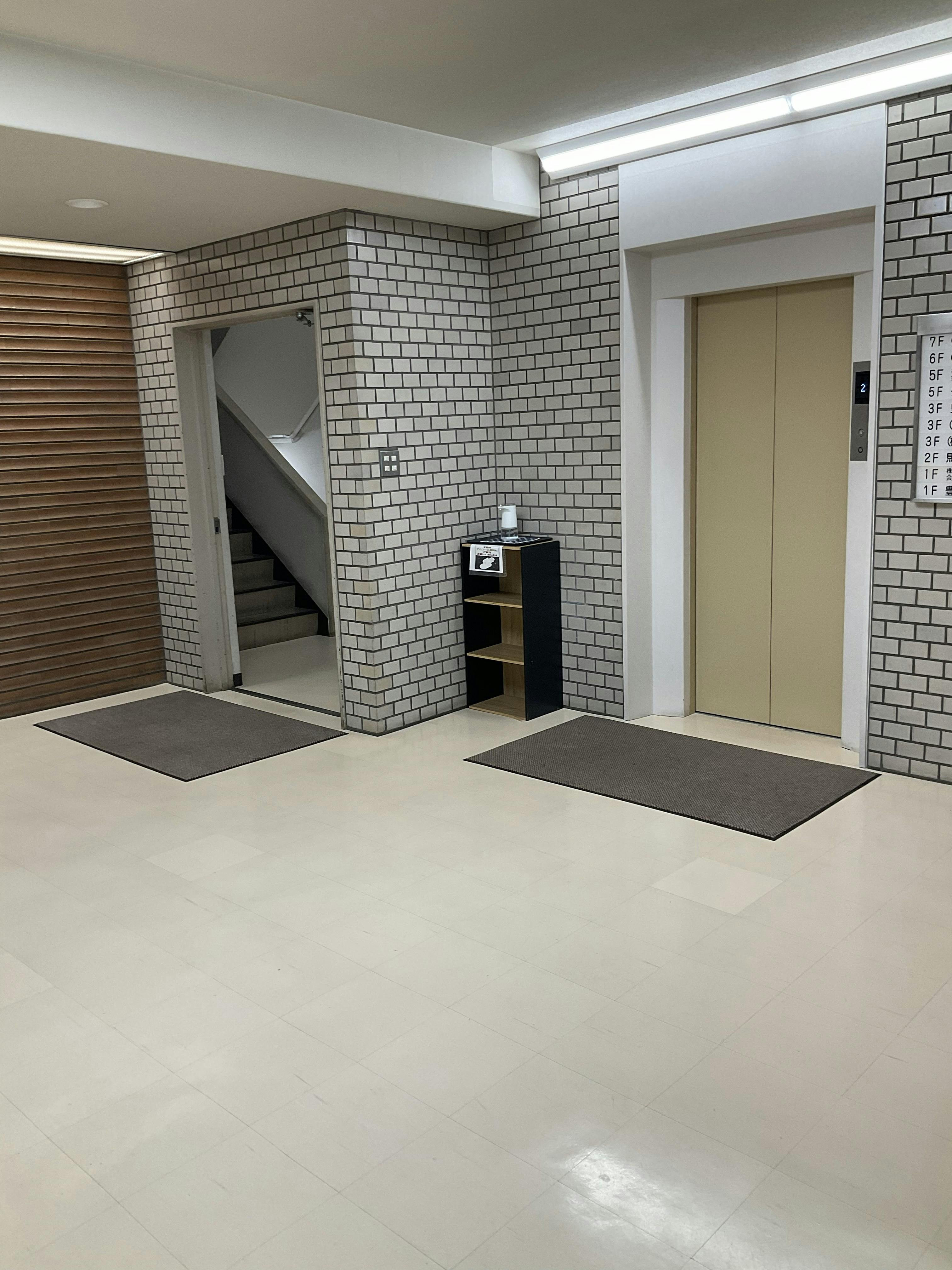 【四ツ橋駅2分｜平日限定】無料貸出什器が充実しており展示会やポップアップストアに最適！広さ100.0㎡、天高3.1mで開放感のあるレンタルスペース