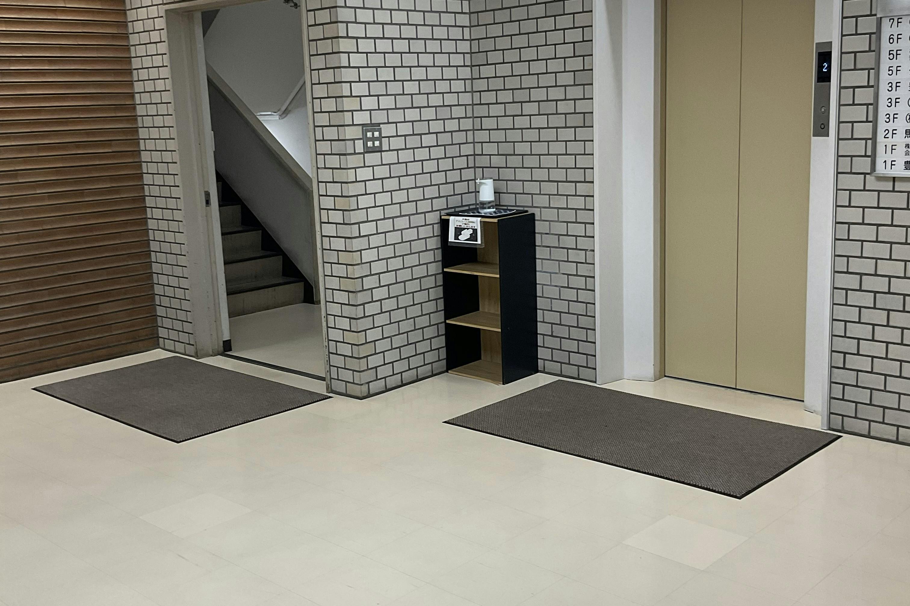 【四ツ橋駅2分|平日限定】無料貸出什器が充実しており展示会やポップアップストアに最適!広さ100.0㎡、天高3.1mで開放感のあるレンタルスペース