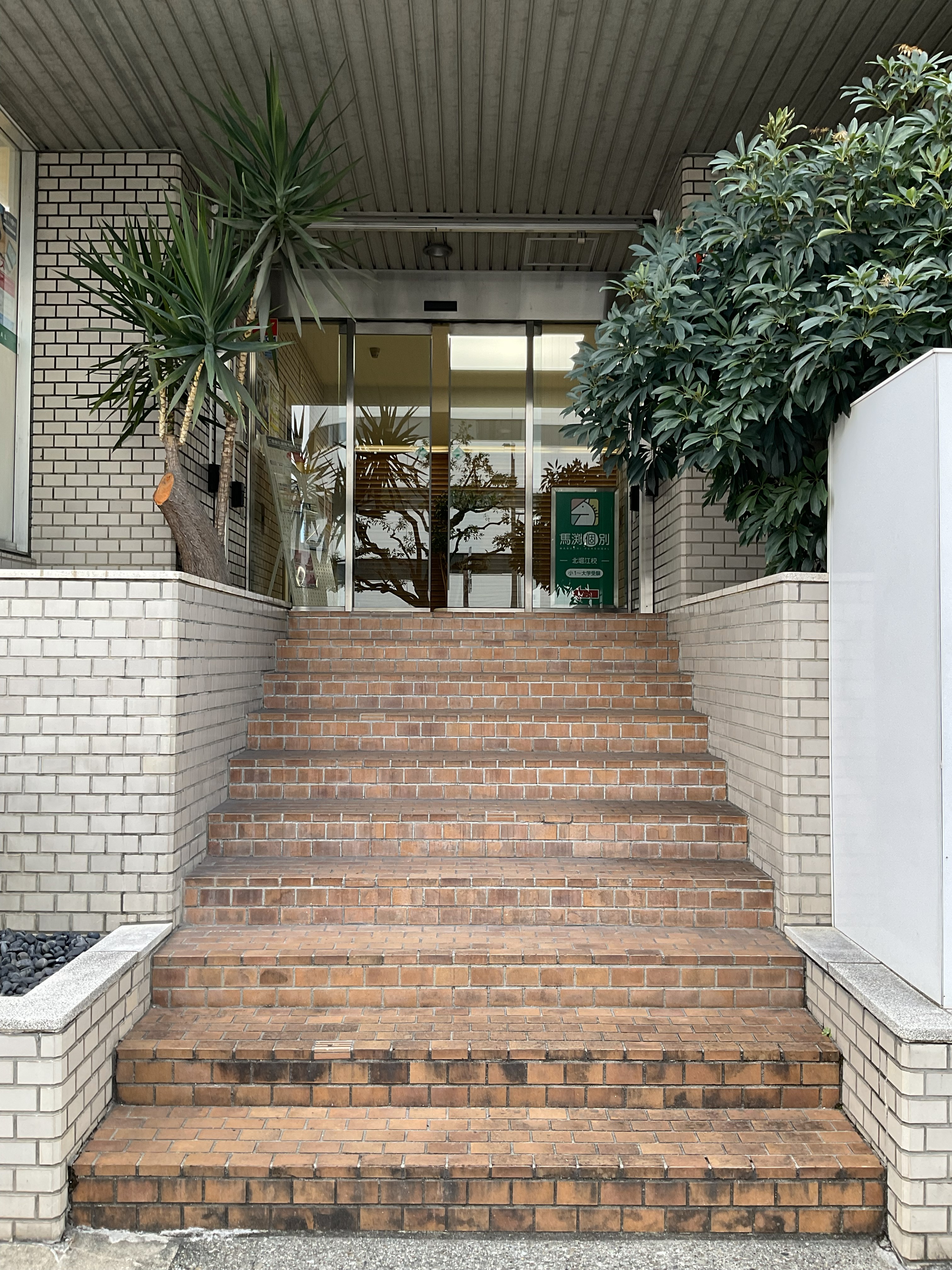 【四ツ橋駅2分｜平日限定】無料貸出什器が充実しており展示会やポップアップストアに最適！広さ100.0㎡、天高3.1mで開放感のあるレンタルスペース