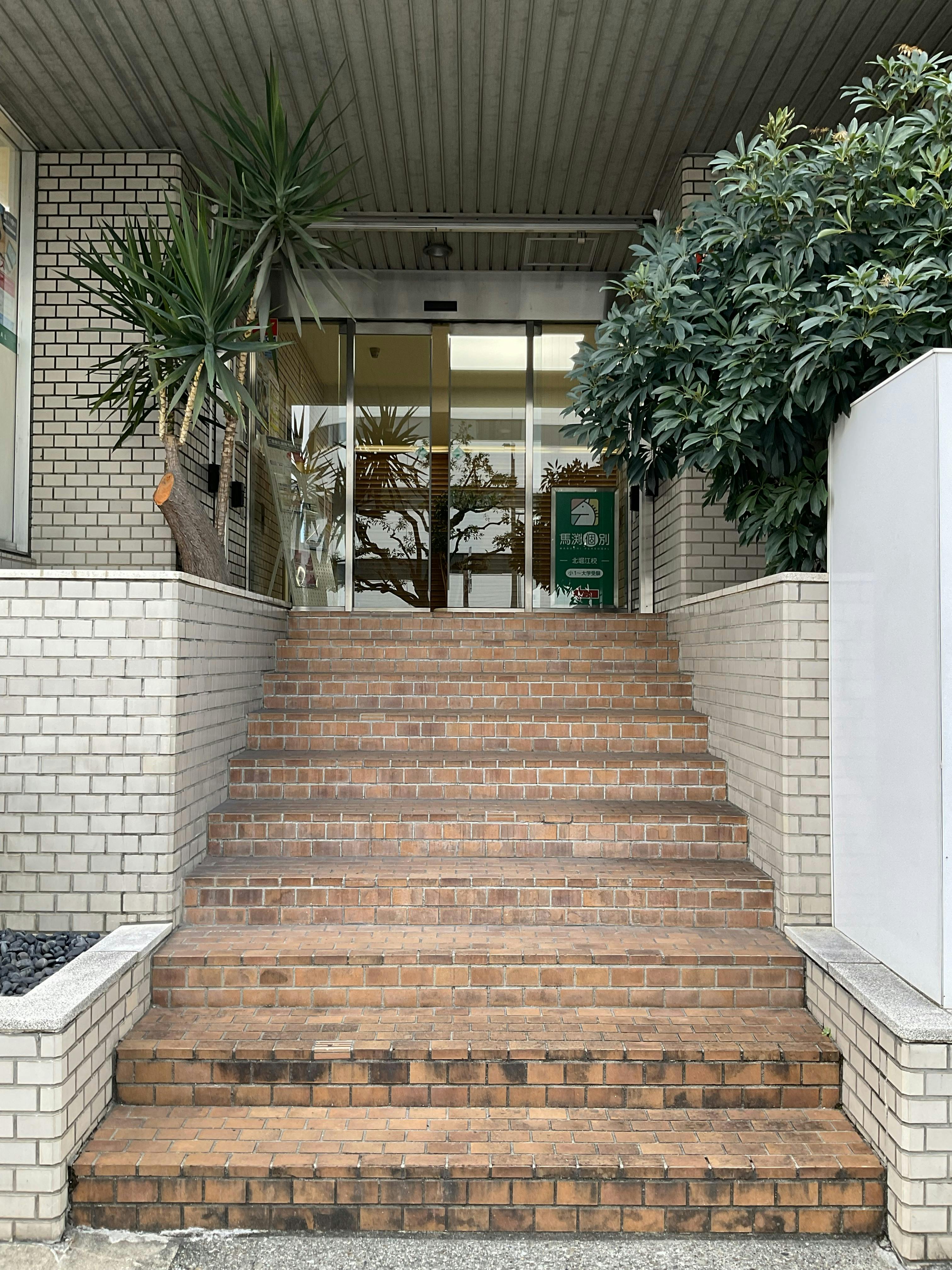 【四ツ橋駅2分｜平日限定】無料貸出什器が充実しており展示会やポップアップストアに最適！広さ100.0㎡、天高3.1mで開放感のあるレンタルスペース