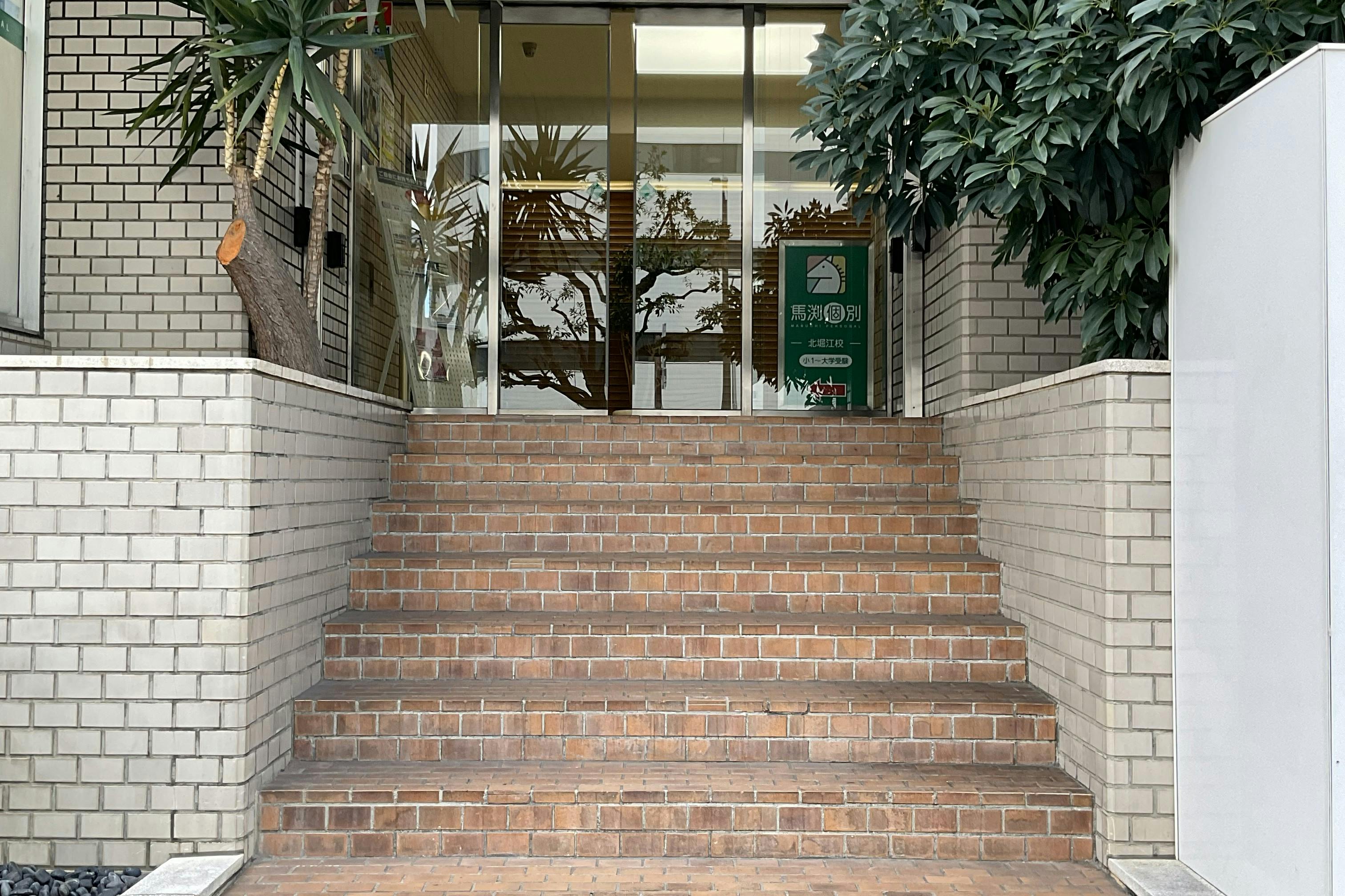 【四ツ橋駅2分|平日限定】無料貸出什器が充実しており展示会やポップアップストアに最適!広さ100.0㎡、天高3.1mで開放感のあるレンタルスペース