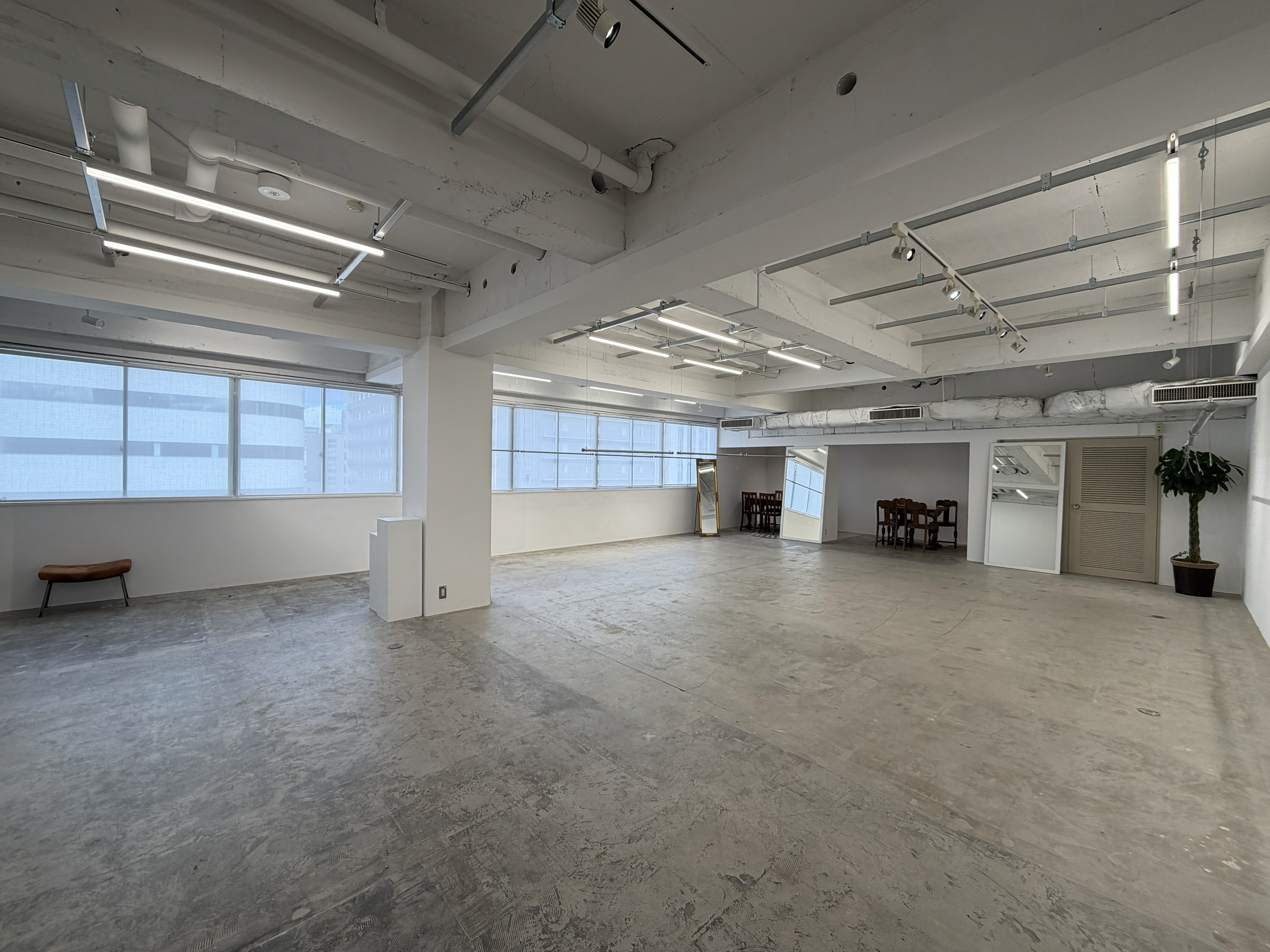 【四ツ橋駅2分｜平日限定】無料貸出什器が充実しており展示会やポップアップストアに最適！広さ100.0㎡、天高3.1mで開放感のあるレンタルスペース