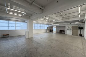 【四ツ橋駅2分|平日限定】無料貸出什器が充実しており展示会やポップアップストアに最適!広さ100.0㎡、天高3.1mで開放感のあるレンタルスペース