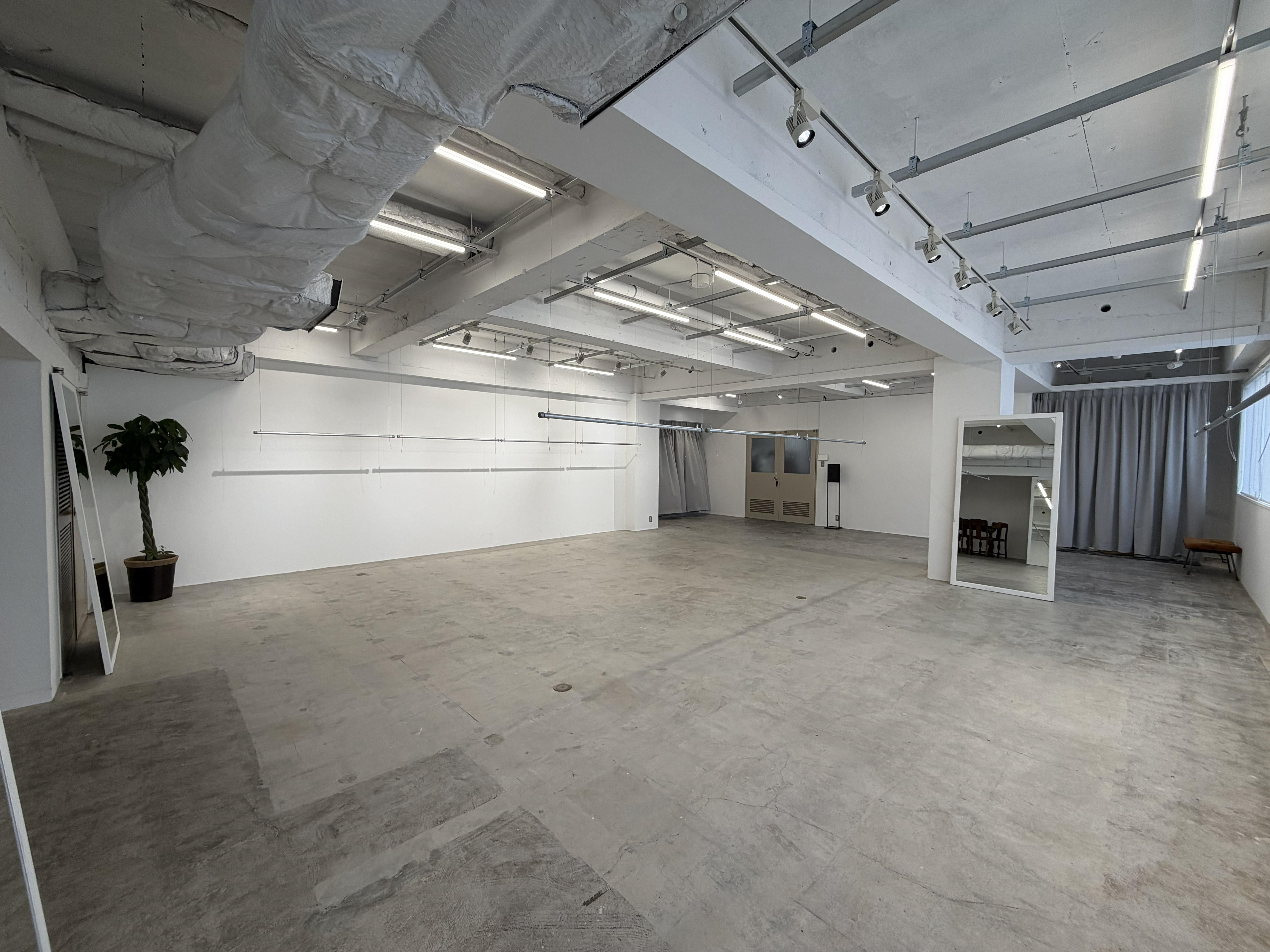 【四ツ橋駅2分｜平日限定】無料貸出什器が充実しており展示会やポップアップストアに最適！広さ100.0㎡、天高3.1mで開放感のあるレンタルスペース