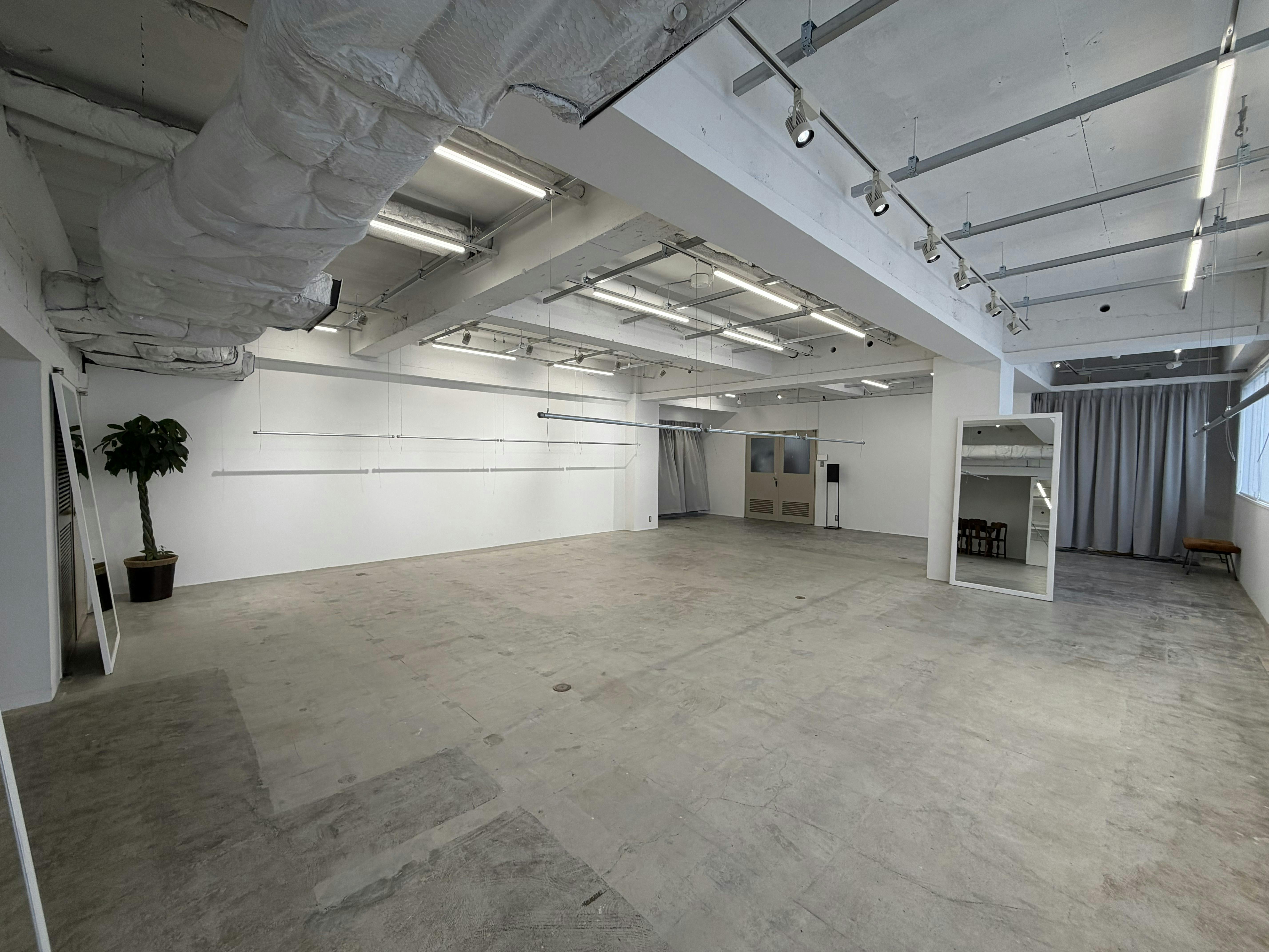 【四ツ橋駅2分｜平日限定】無料貸出什器が充実しており展示会やポップアップストアに最適！広さ100.0㎡、天高3.1mで開放感のあるレンタルスペース